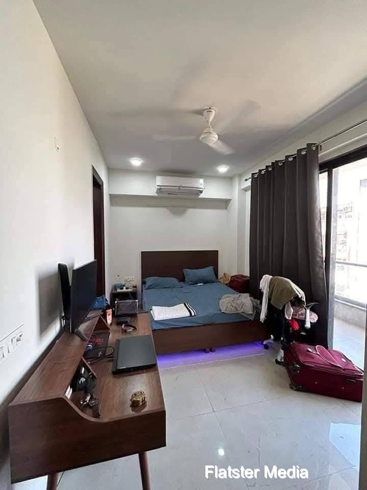 2BHK - Unitech Cyber Park/ HUDA Metro Station